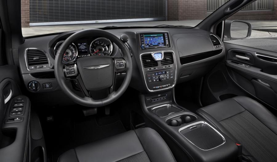  Chrysler Town & Country S 2013 года  (фото 4 из 12)